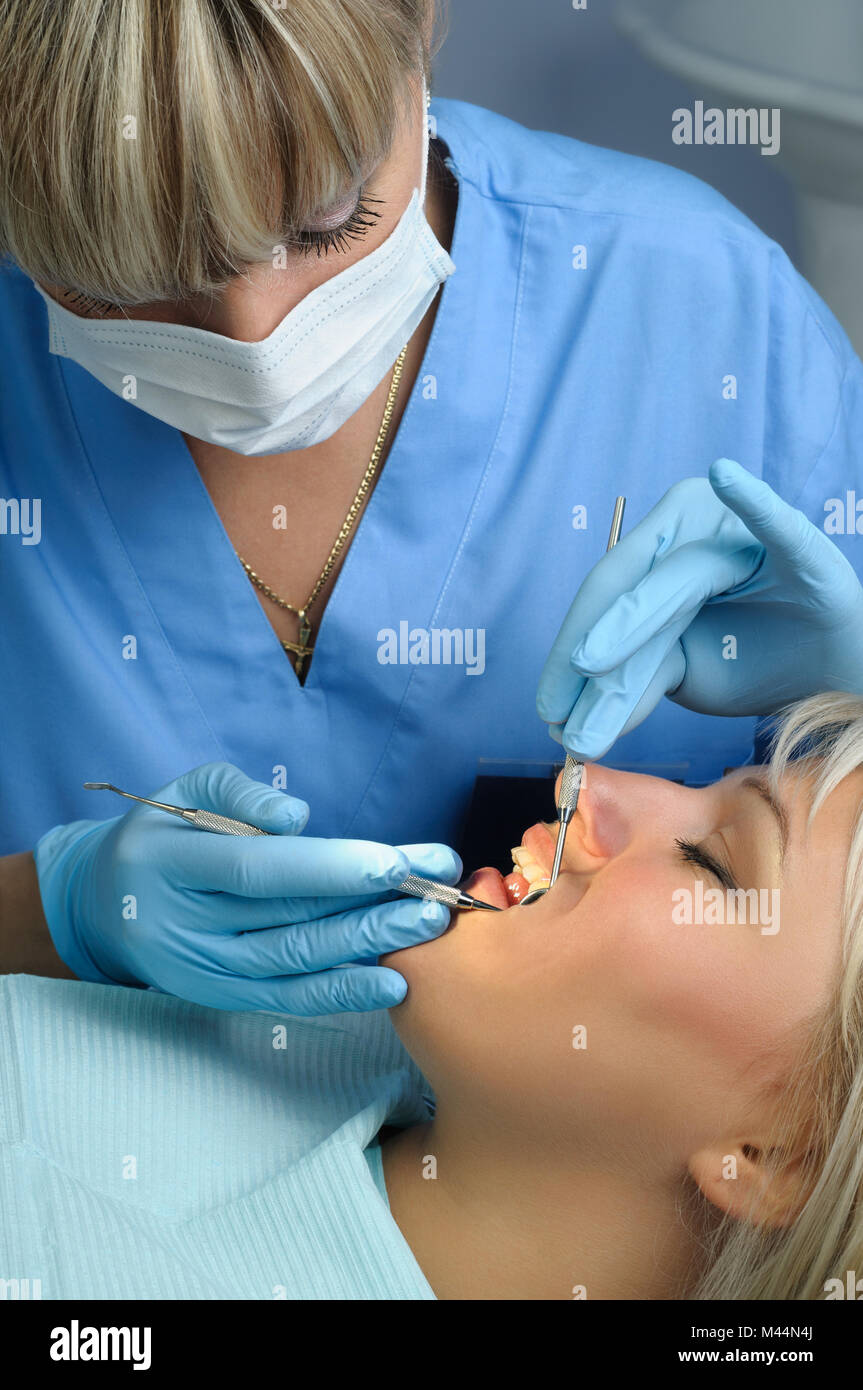 Dentista con paziente, il tartaro dentale distacco Foto Stock