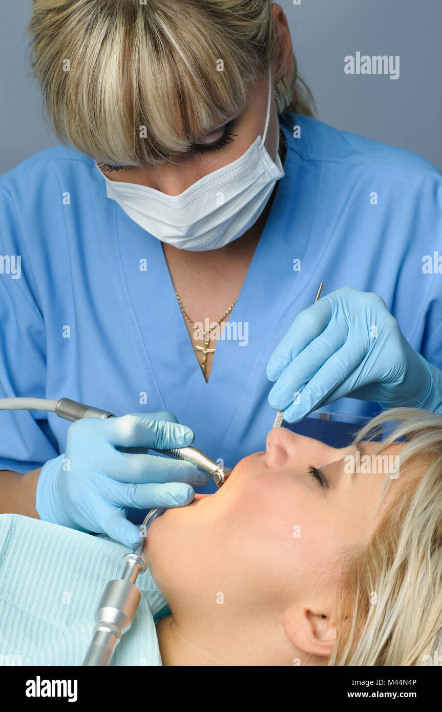 Dentista con paziente, perforazione dentale Foto Stock