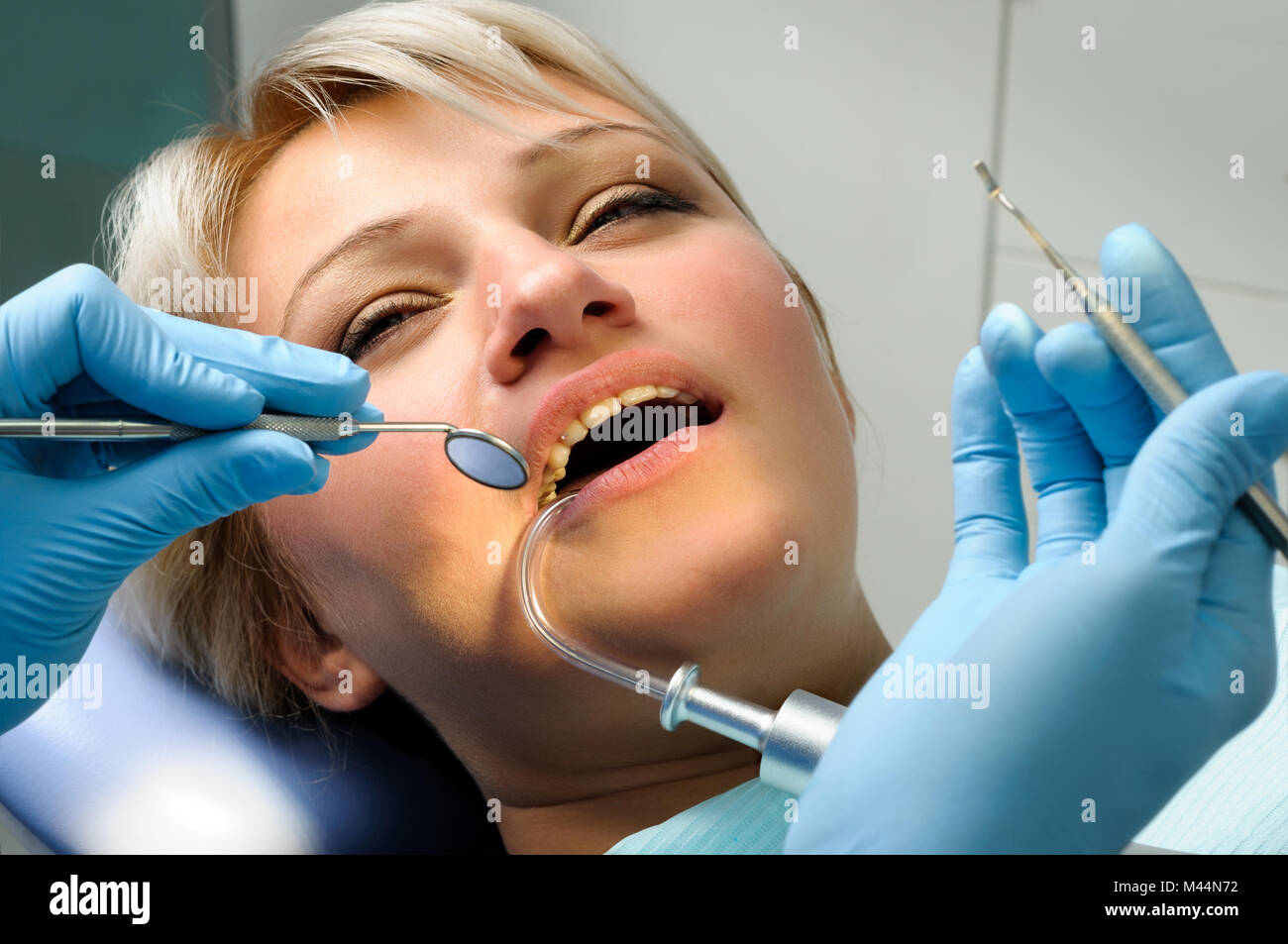 Dentista con paziente, il tartaro dentale distacco Foto Stock
