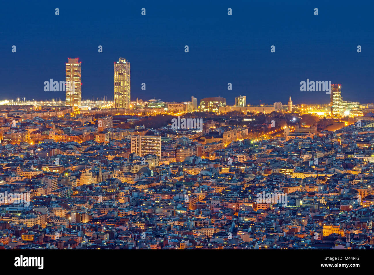 Barcellona di notte vista dal monte Tibidabo Foto Stock