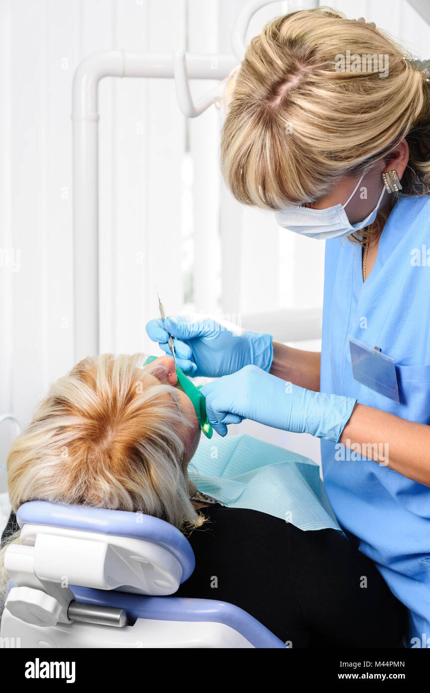 Dentista con paziente, pulizia e indurimento Foto Stock