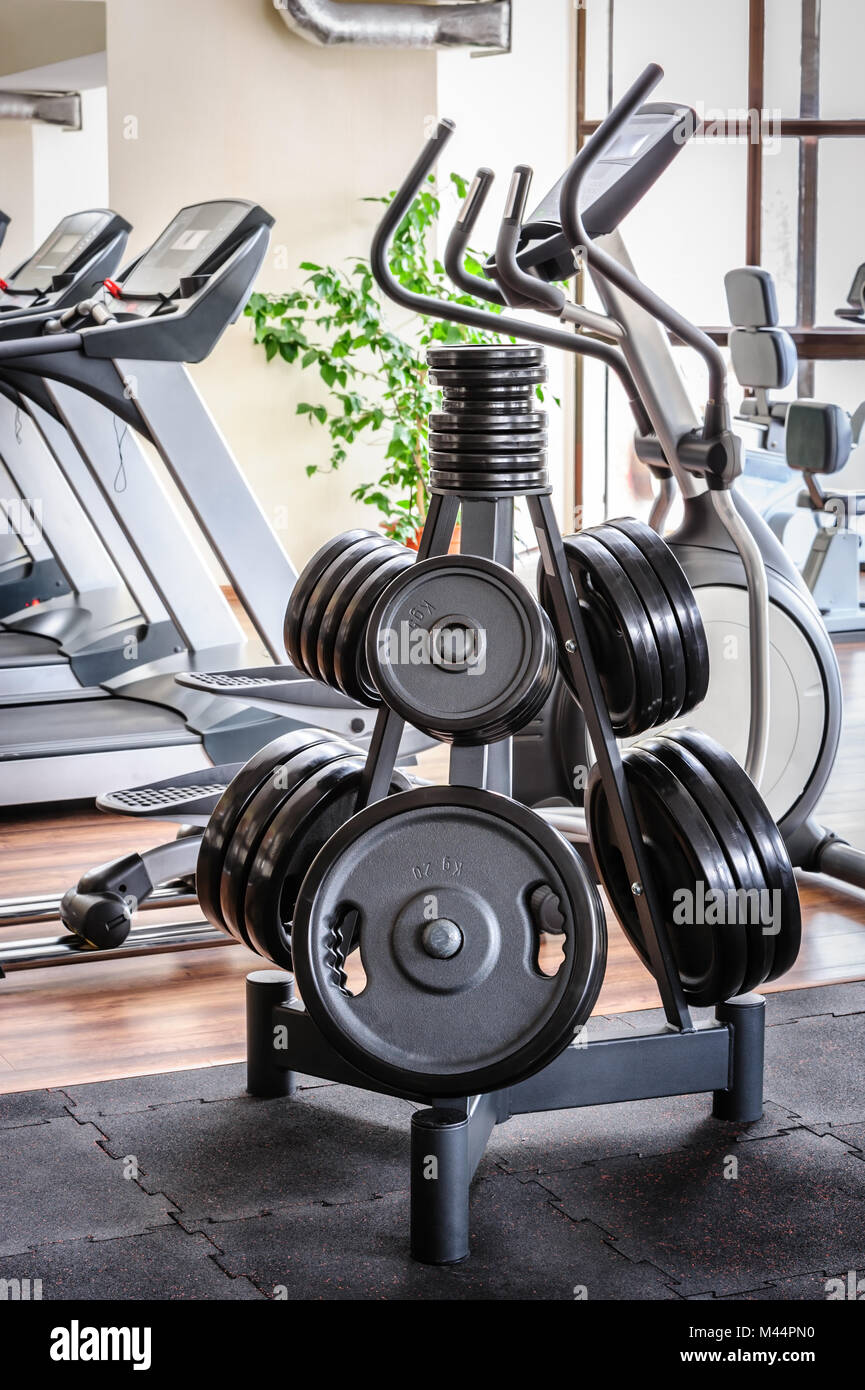 Barbell rack piastre in palestra Foto Stock