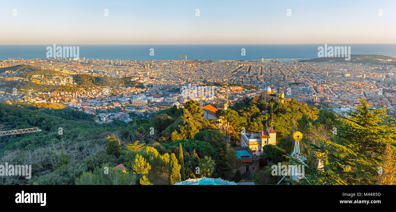 Panorama di Barcellona vista dal monte Tibidabo Foto Stock