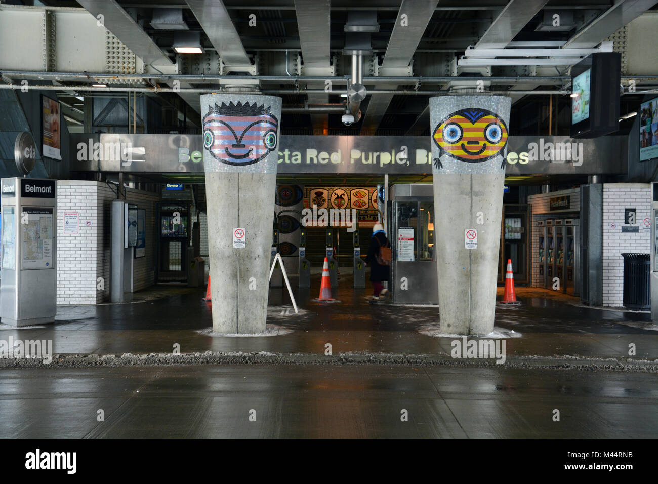 Due delle nove mosaico facce da David Lee Csicsko sulla strada delle colonne di supporto come parte dell'arte pubblica decorare il Belmont L stazione in Chicago. Foto Stock