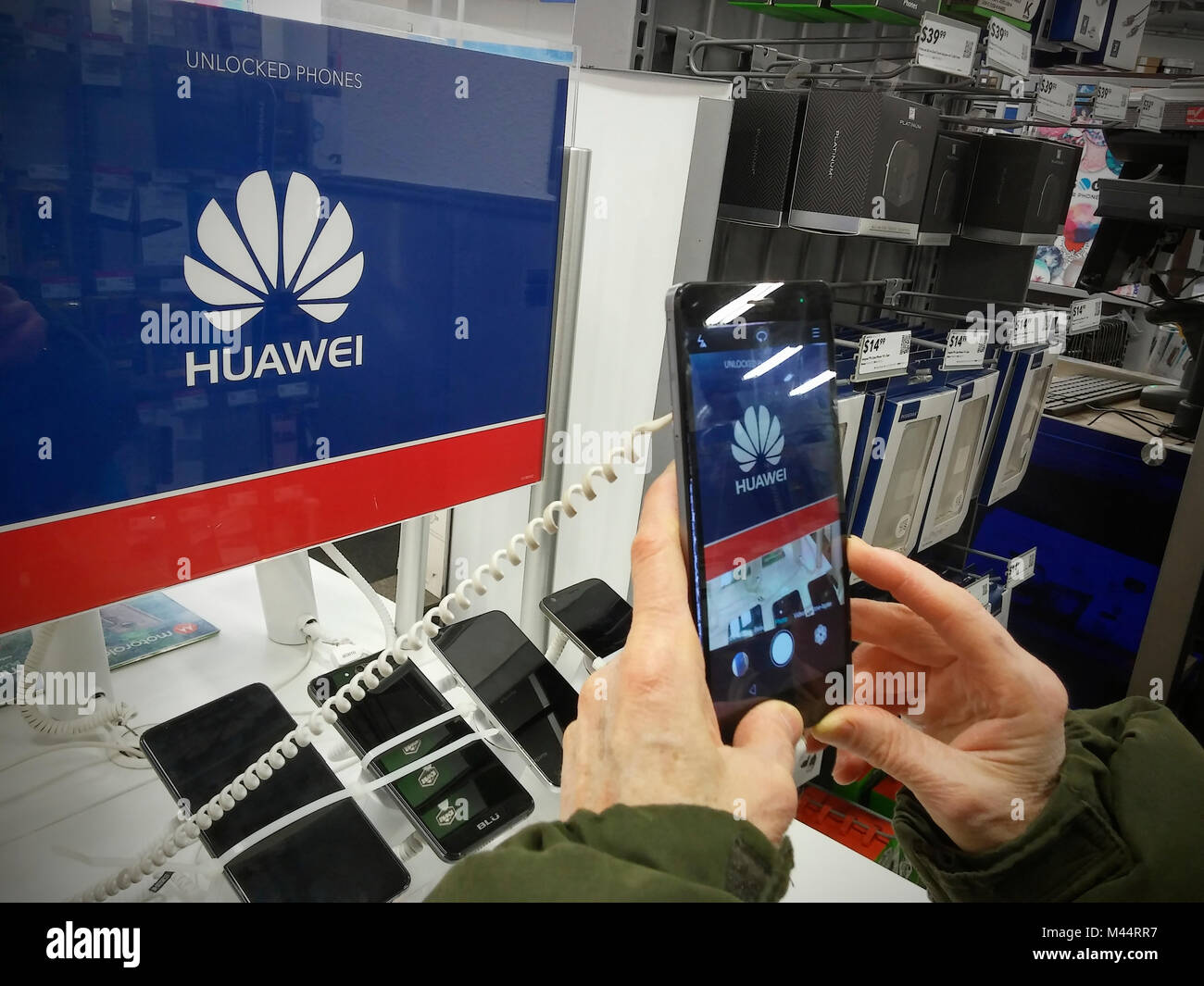 Un consumatore tenta di eseguire un Huawei marca, Cinese fabbricati,  smartphone in un negozio Best Buy a New York il giovedì, 8 febbraio 2018.  Pur essendo la terza più grande società dello