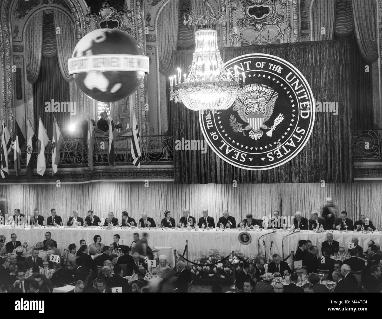 Il presidente John F. Kennedy a una cena di celebrare la dedicazione di Chicago O'Hare Airport, 1963. Foto Stock