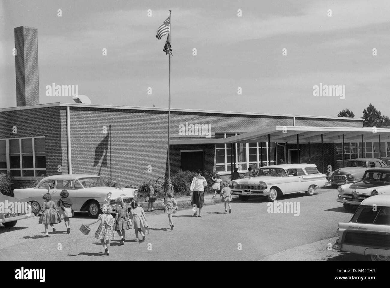 Scuola elementare in Georgia con noi e confederate battenti bandiera, ca. 1959. Nome file: Foto Stock
