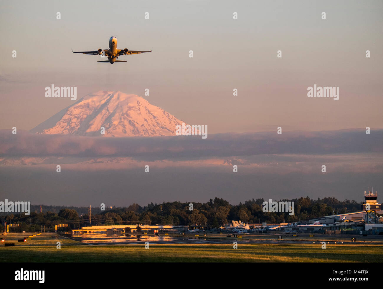 Stati Uniti, Washington, Seattle, Boeing Field King County International Airport, Mount Rainier Foto Stock