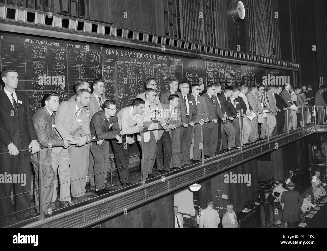 I visitatori si affollano la visualizzazione galleria affacciata sul box presso il Chicago Board of Trade, ca. 1958. Foto Stock