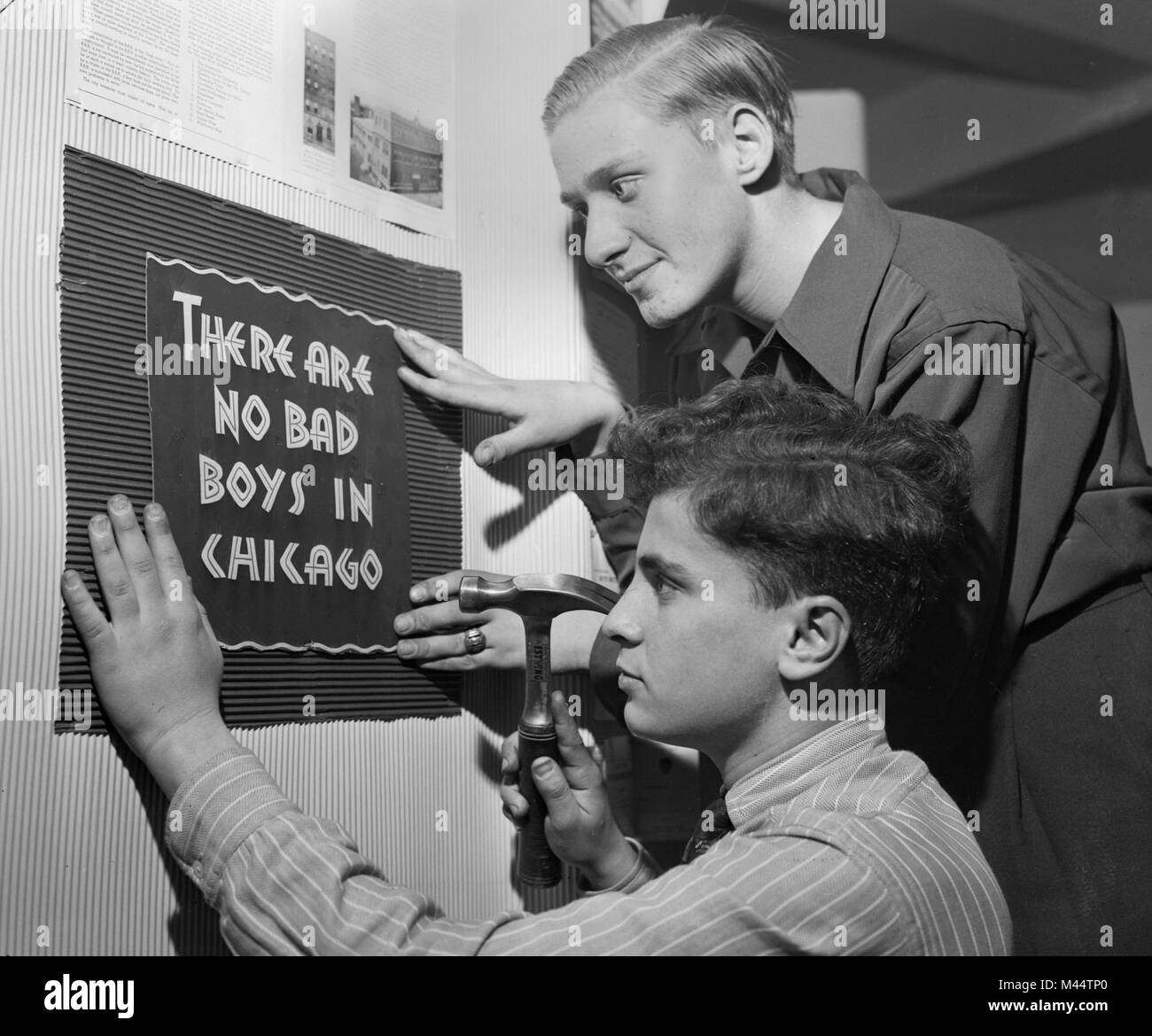 I membri della confraternita dei ragazzi Repubblica appendere un segno in Chicago, ca. 1952. Foto Stock I membri della confraternita dei ragazzi Repubblica appendere un segno in Chicago, ca. 1952. Foto Stock