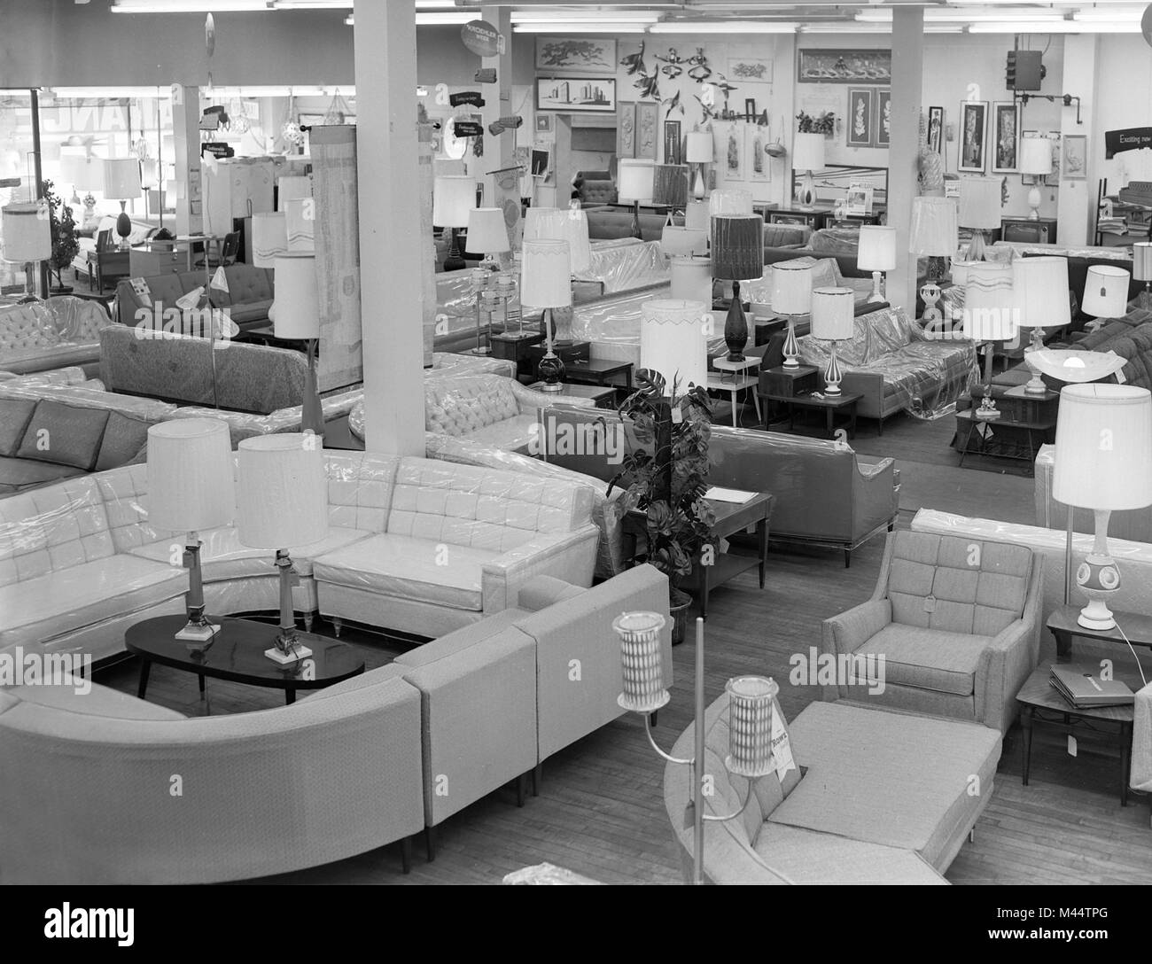 Furniture Store in Chicago è affollata con divani e lampade per la metà del secolo i homebuyers, ca. 1956. Foto Stock