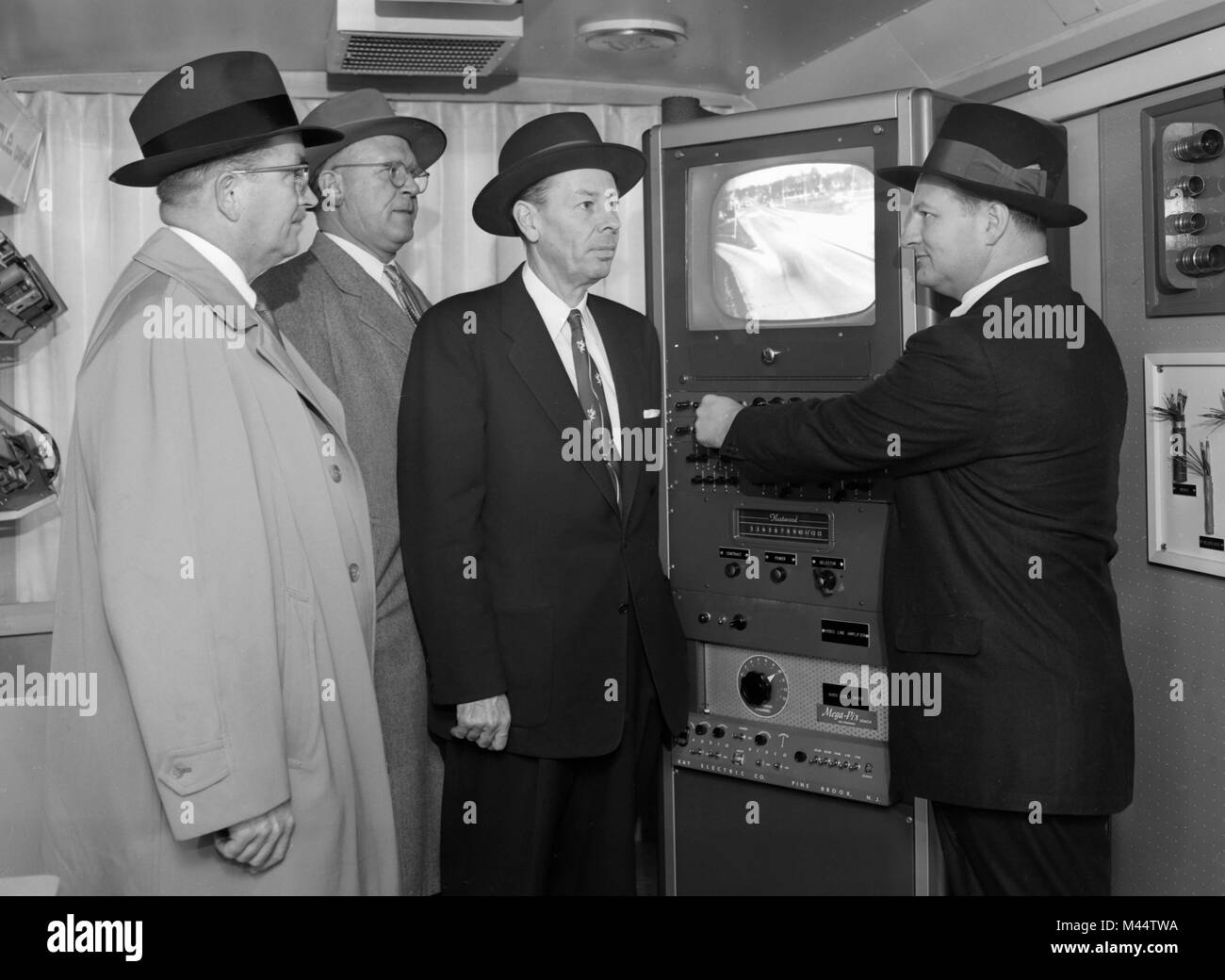 Presto le telecamere del traffico su strada sopra Edens Expressway in Chicago, ca. 1960. Foto Stock