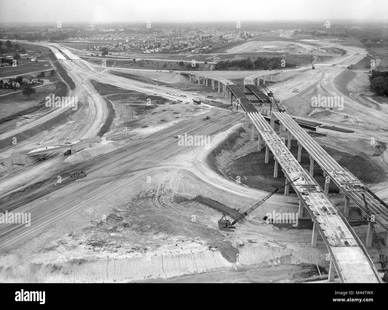 Vista aerea di costruzione cercando NW su NW expressway (Kennedy) e Tri-State Expressway in Chicago, ca. 1960. Foto Stock