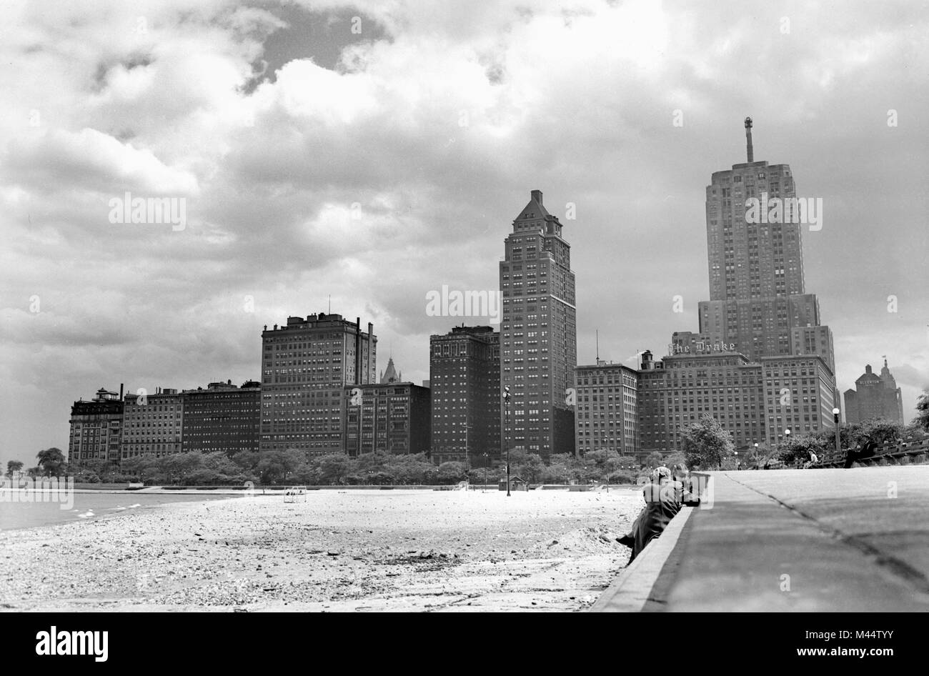 Vista da Oak Street Beach guardando a sud verso il quartiere Streeterville sul lato nord di Chicago, ca. 1958. Nome file: Foto Stock