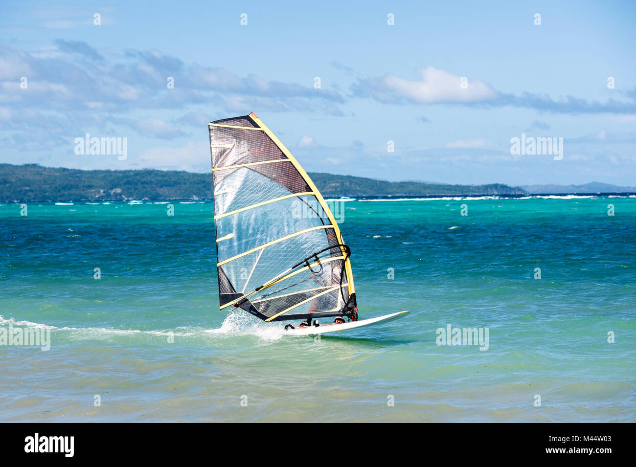 Il windsurf. Sport estremo, attivo, uno stile di vita sano concetto. Bulabog beach, Boracay, Filippine Foto Stock