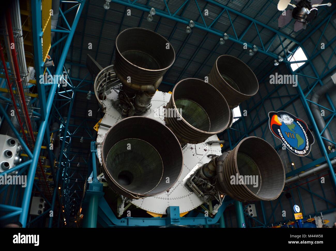 La NASA Saturn V Rocket prima tappa del massiccio / Motori Motori. Utilizzato in Apollo Lunar / Luna missioni presso il Kennedy Space Center Florida Foto Stock