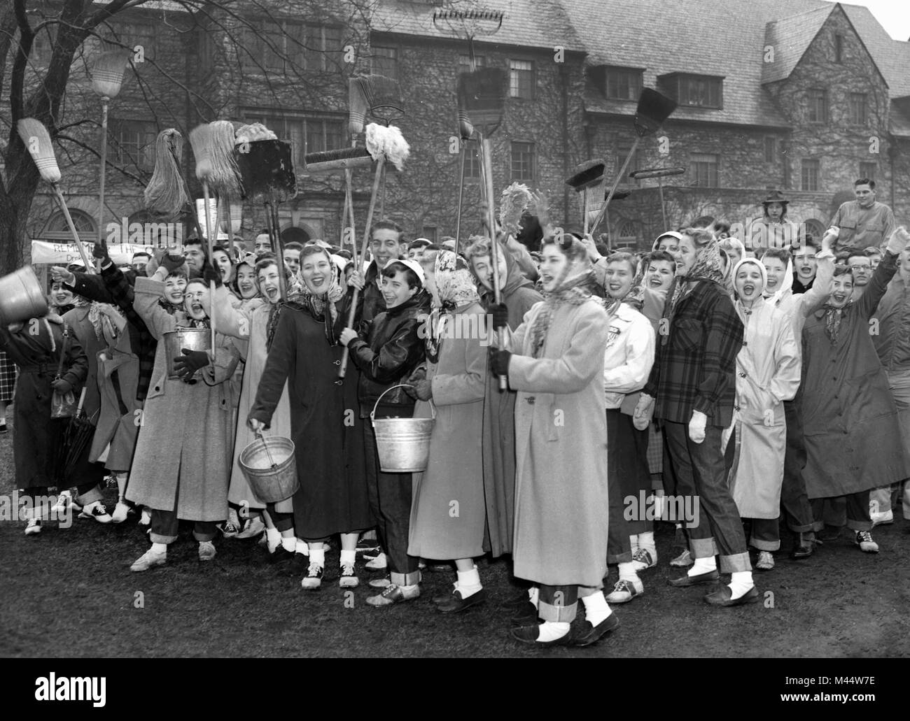 Per la maggior parte studenti di college si riuniscono per un colpo a promuovere le pulizie di primavera sul campus della Northwestern University a Evanston, Illinois, ca. 1962. Foto Stock