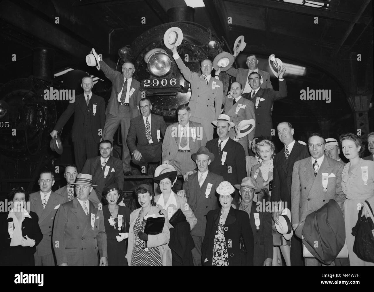 California delegazione alla Convenzione Nazionale Democratica in Chicago si riuniscono per una foto davanti alla loro locomotore il treno alla stazione di unione nel 1944. Foto Stock