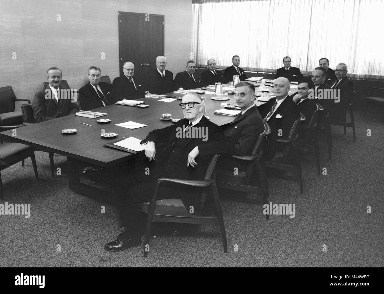 Un consiglio di anziani maschi bianchi si siede nel consiglio di amministrazione di una società nel 1960. Foto Stock