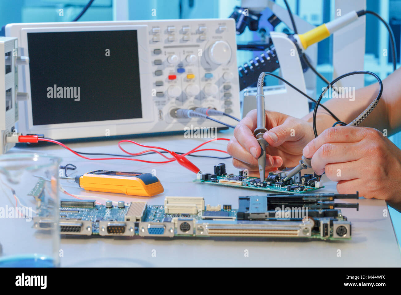 Riparazione di schede a circuito stampato con chip Foto Stock