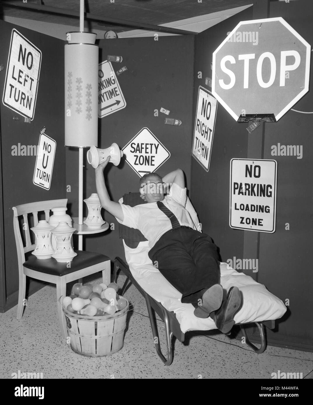 Hotel di Chicago e la camera attrezzate per distruzione subaffitto per gettare le cose intorno dopo una giornata stressante, ca. 1960. Foto Stock
