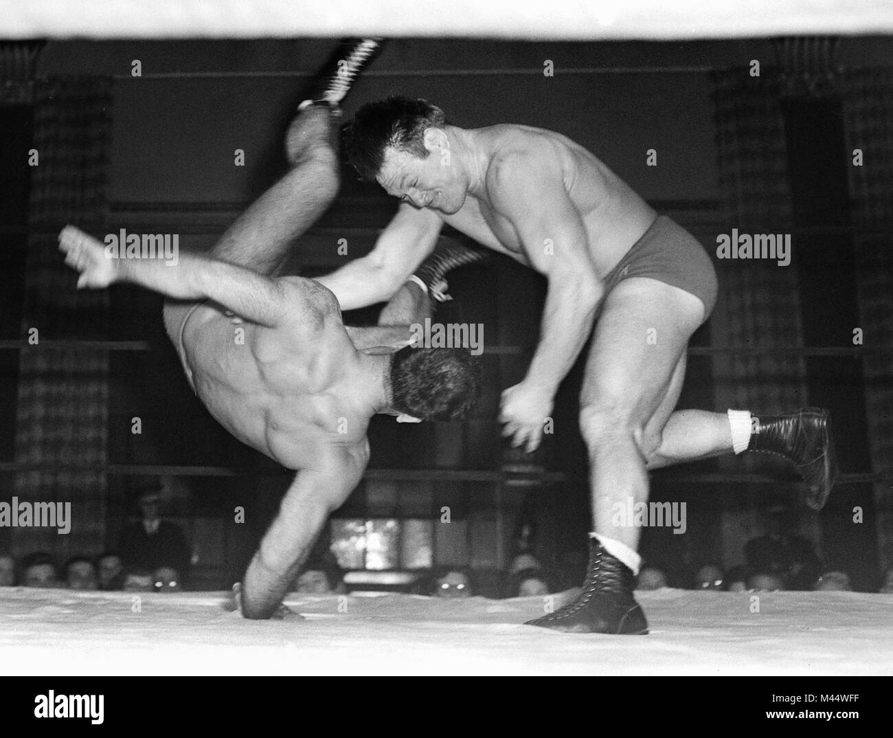 Due grapplers face off in un match wrestling in Chicago, ca. 1950. Foto Stock