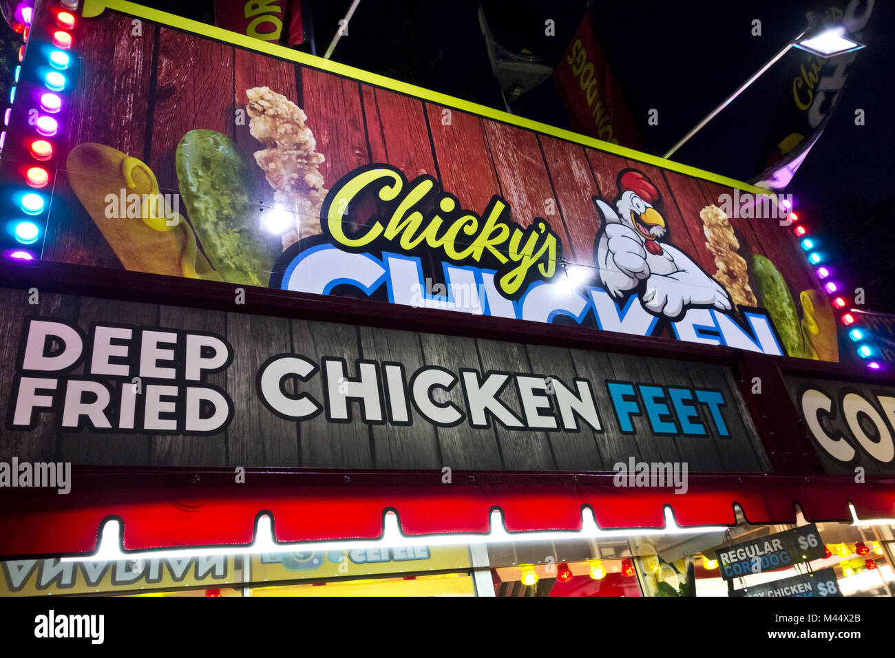 Chicky il profondo fritto di pollo piedi cibo stand presso il Pacific National Exhibition in Vancouver, BC, Canada. PNE stand alimentari a Vancouver. Foto Stock