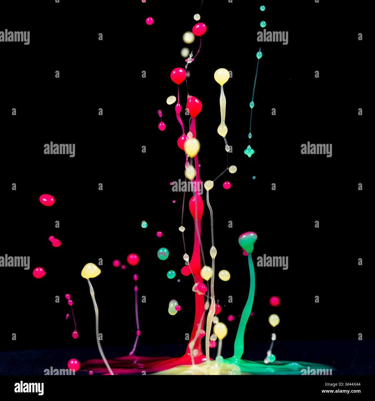 Esplosione di spruzzi e di burst di fluido di colore vernice o inchiostro su uno sfondo nero Foto Stock