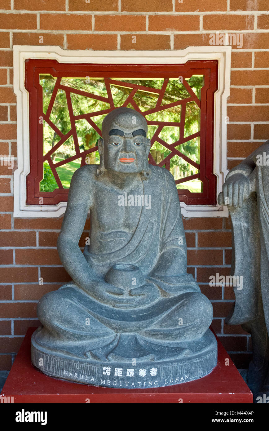 Nakula, meditando Lohan statua presso l'International tempio buddista in Richmond, British Columbia, Canada. Foto Stock