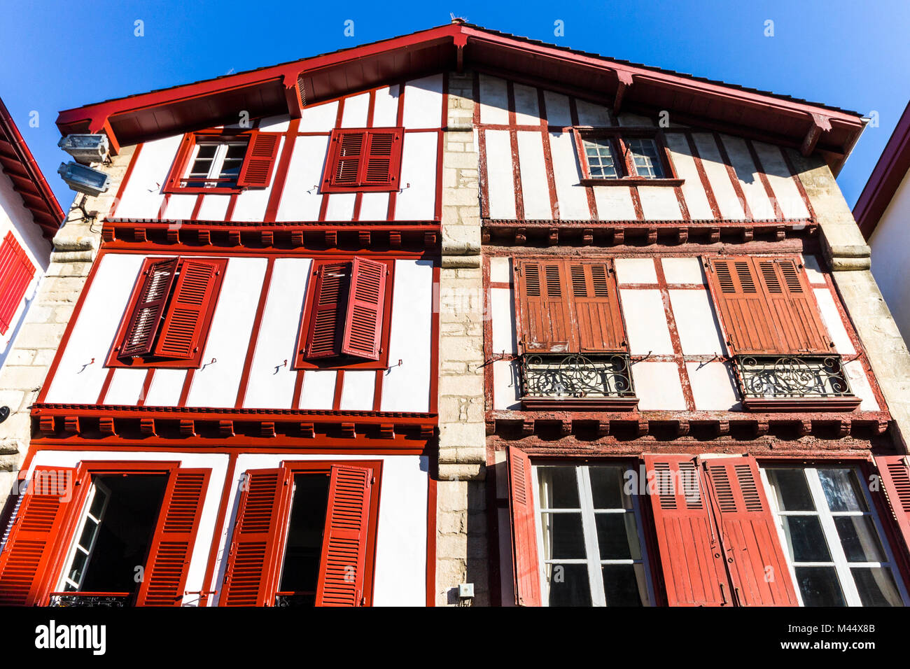 Tradizionale in rosso e bianco casa in legno e muratura in Saint-Jean-de-Luz, Paesi Baschi francesi, Aquitaine, Francia Foto Stock