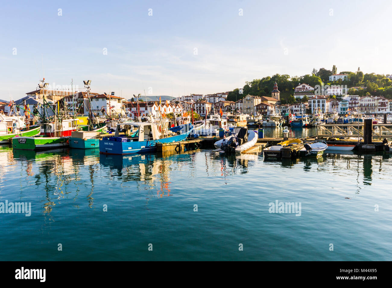 Imbarcazioni presso il porto di Saint-Jean-de-Luz nel Paese basco francese, Aquitaine, Francia Foto Stock