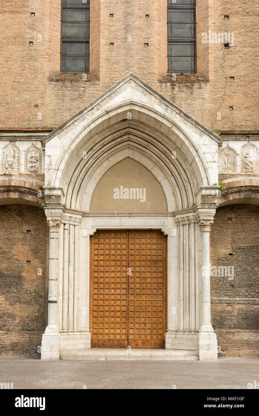 La parte anteriore della Basilica di San Francesco , o la Basilica di San Francesco, una storica chiesa della città di Bologna Foto Stock