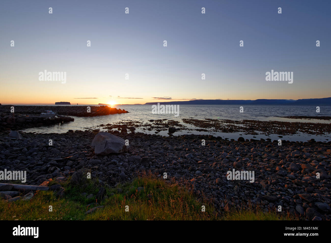 Drangey ist eine unbewohnte isländische Insel, die in der Mitte des Skagafjörður Fjordes gelegen ist. Foto Stock