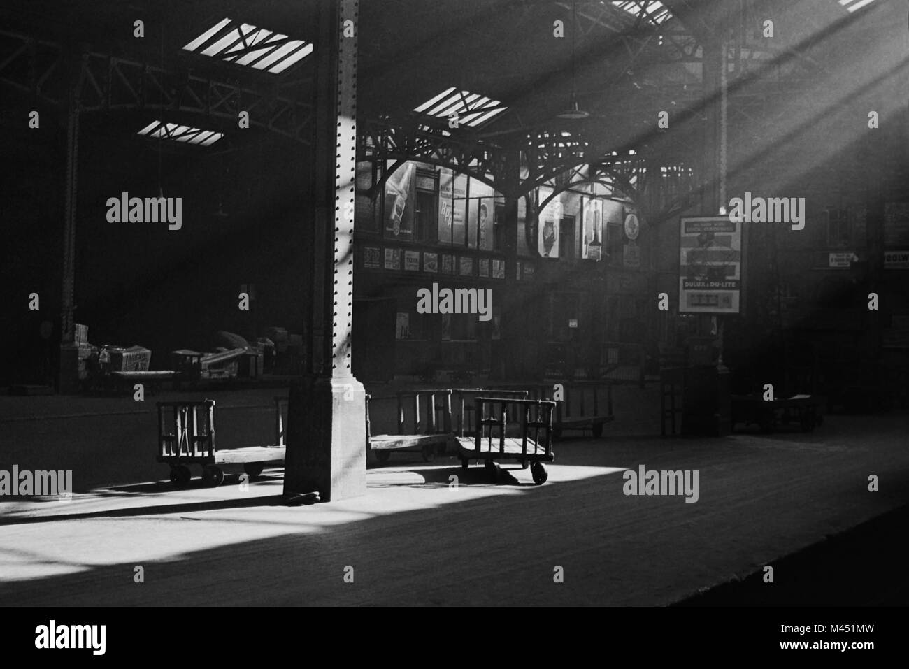 Immagine atmosferica di un ignoto alla stazione ferroviaria di Londra piattaforma ripresa negli anni sessanta Foto Stock