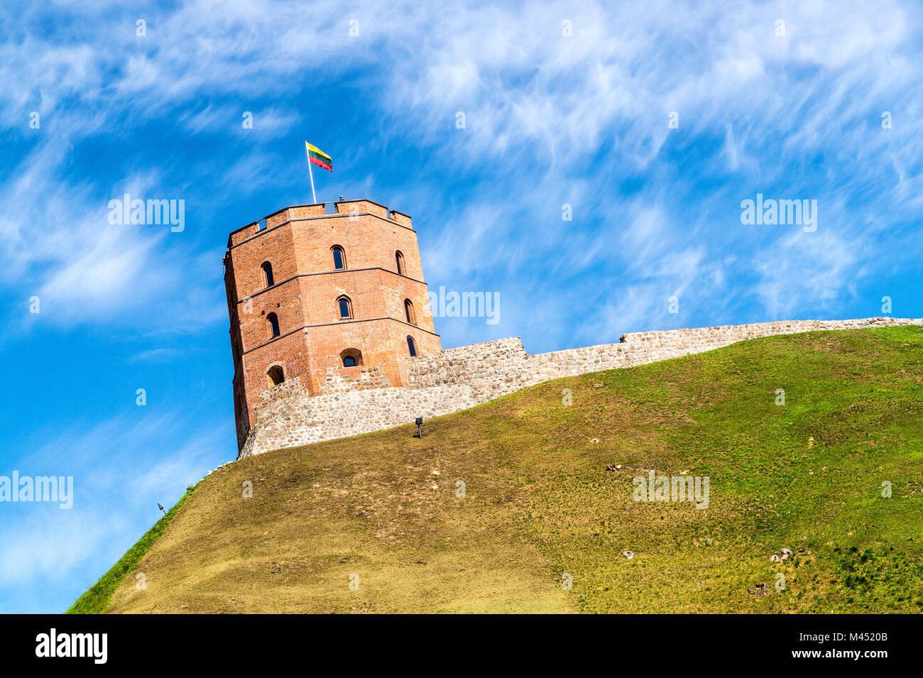 Gediminas tower (Gedimino) a Vilnius, in Lituania. Parzialmente nuvoloso cielo in un giorno d'estate. Famosa attrazione turistica della città. Foto Stock