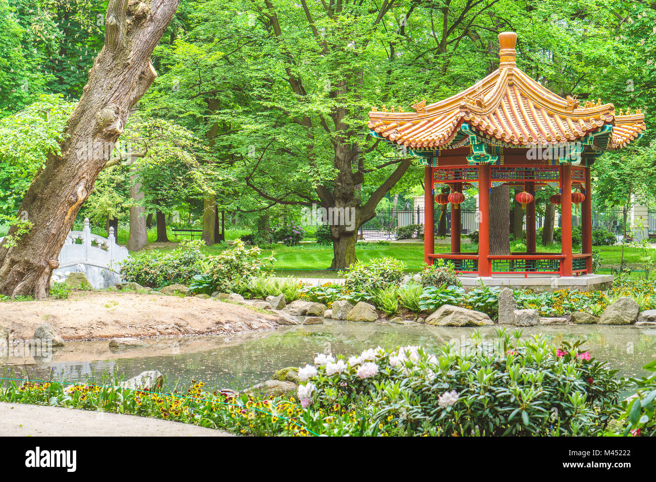 Tempio tradizionale cinese nella foresta o Parco Lazienki a Varsavia in Polonia. Foto Stock