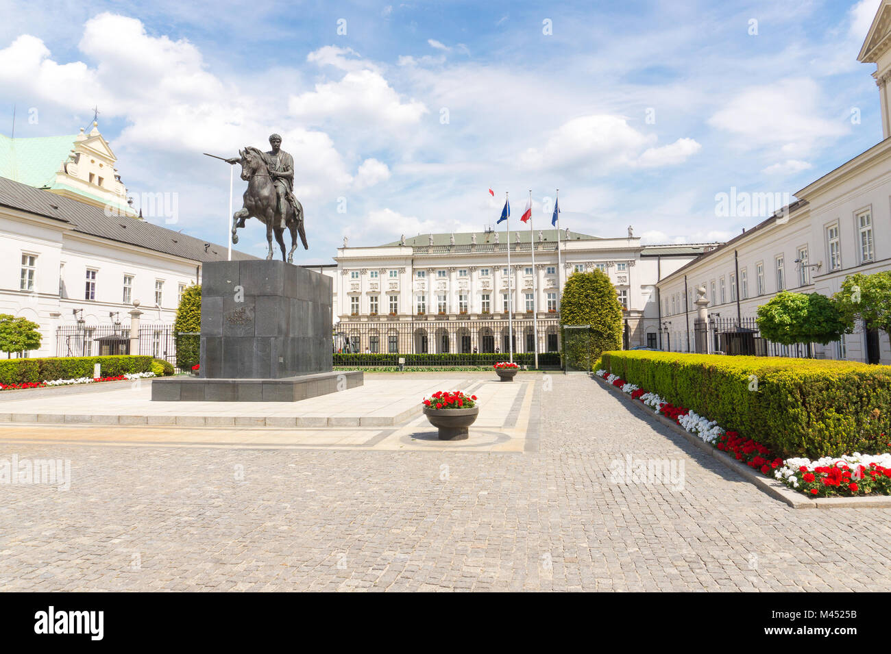 Il palazzo presidenziale di Polonia a Varsavia. Di fronte al palazzo si erge la statua del Principe Jozef Poniatowski. Foto Stock