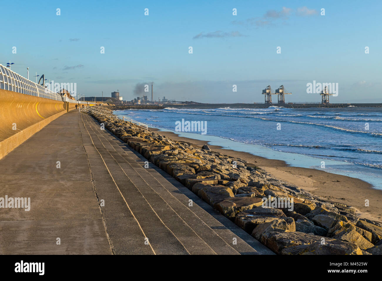 Aberavon Beach guardando ad est verso le opere in acciaio e il dock gru, Galles del Sud Foto Stock