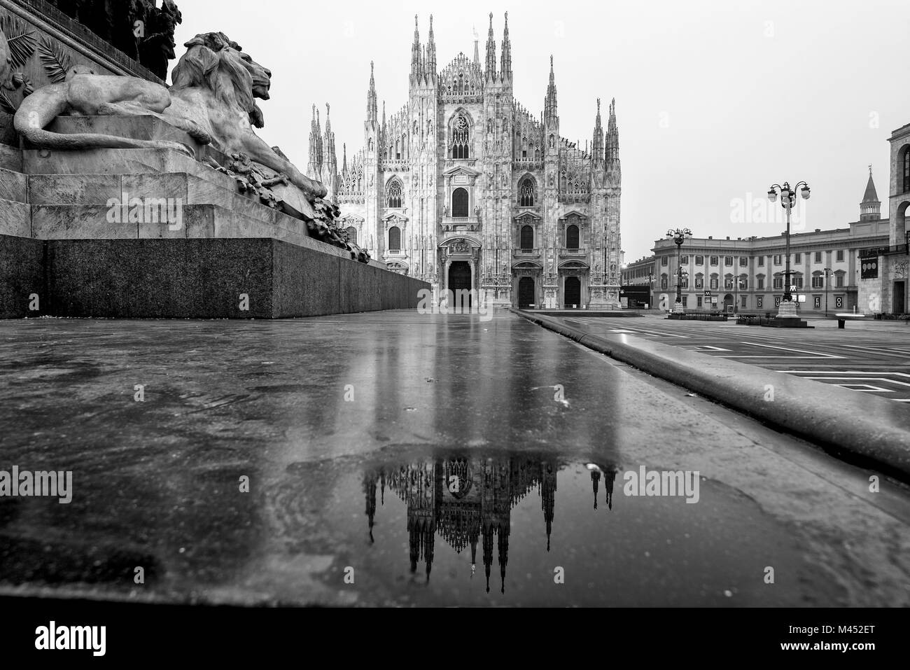 Vista della piazza e il Duomo gotico, l'icona di Milano, Lombardia, Italia, Europa. Foto Stock