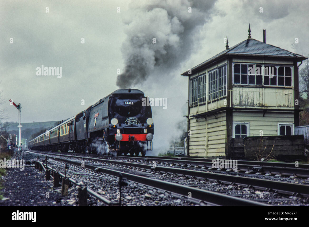Ferrovie britanniche, Bulleid West Country Pacific 4-6-2 n. 34092 "Città di pozzetti' a Keighley e Worth Valley Railway, Haworth, Keighley, Regno Unito. Foto Stock