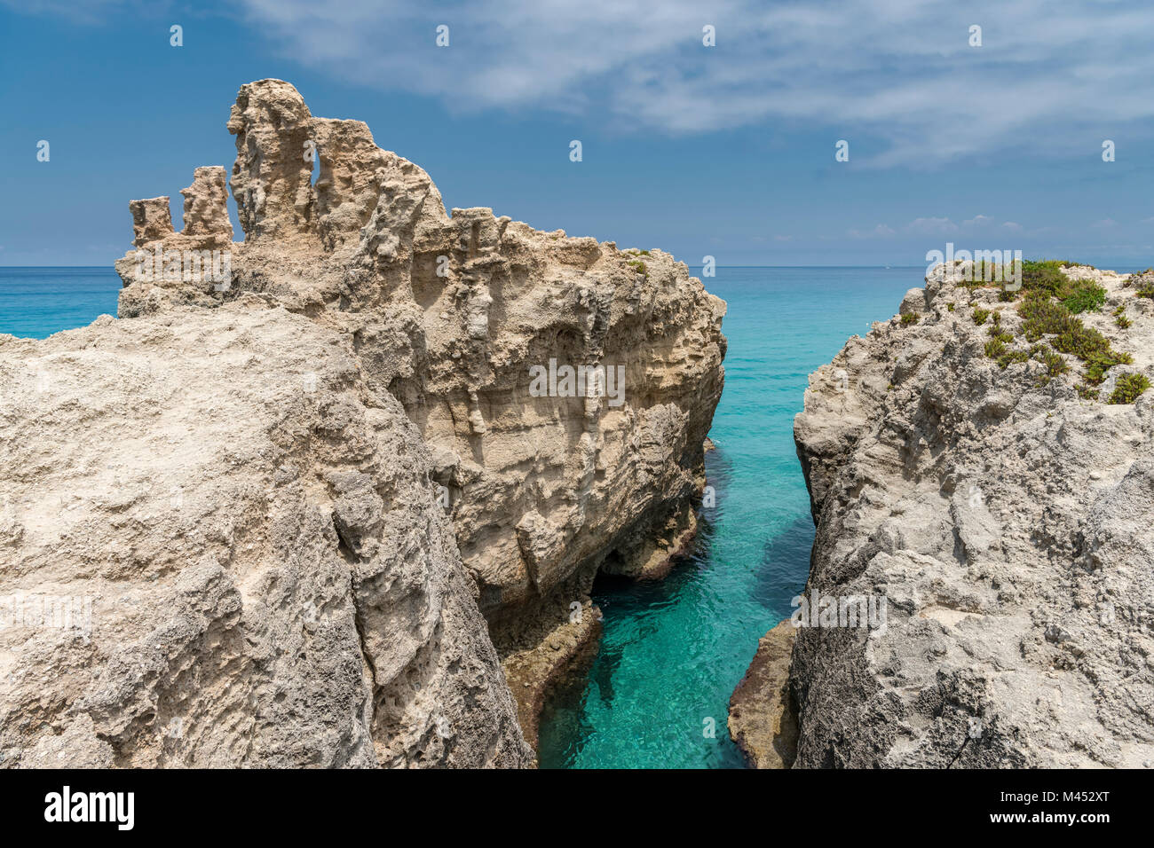 Ricadi, provincia di Vibo Valentia, Calabria, Italia, Europa. Scogliere sulla spiaggia di Riaci Foto Stock