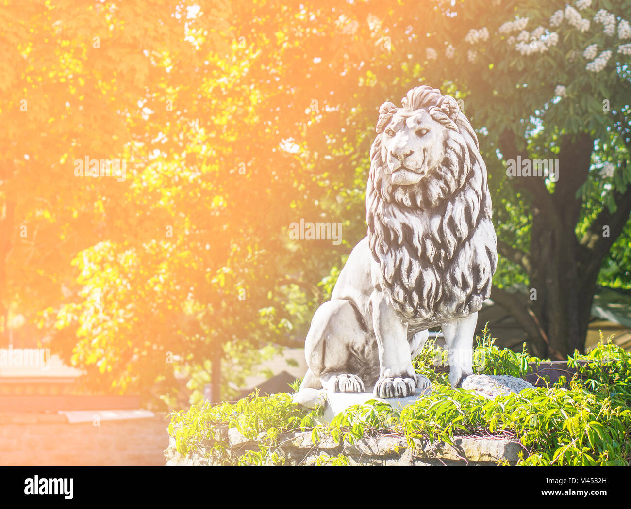Lion statua in piedi nella foresta e la natura. Sfondo perfetto modello per la motivazione, di coraggio e di determinazione relativi preventivo o di testo. Foto Stock