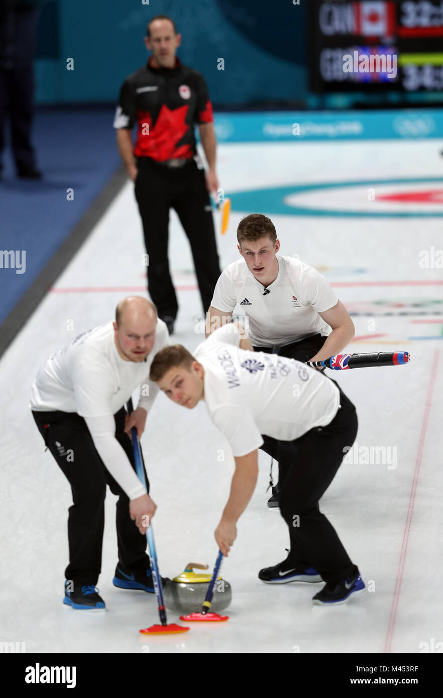 Gran Bretagna Thomas Muirhead (posteriore) durante l'uomo uomini Round Robin Sessione 2 Curling contro il Canada a Gangneung Centro di Curling durante il giorno cinque del PyeongChang 2018 Giochi Olimpici Invernali in Corea del Sud. Foto Stock Gran Bretagna Thomas Muirhead (posteriore) durante l'uomo uomini Round Robin Sessione 2 Curling contro il Canada a Gangneung Centro di Curling durante il giorno cinque del PyeongChang 2018 Giochi Olimpici Invernali in Corea del Sud. Foto Stock