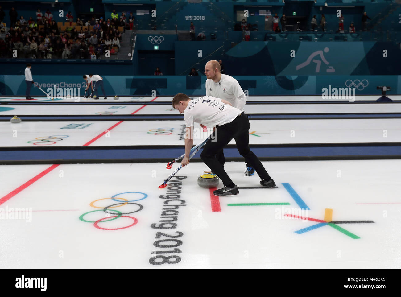 Gran Bretagna Thomas Muirhead e Cameron Smith (posteriore) durante l'uomo uomini Round Robin Sessione 2 Curling contro il Canada a Gangneung Centro di Curling durante il giorno cinque del PyeongChang 2018 Giochi Olimpici Invernali in Corea del Sud. Foto Stock Gran Bretagna Thomas Muirhead e Cameron Smith (posteriore) durante l'uomo uomini Round Robin Sessione 2 Curling contro il Canada a Gangneung Centro di Curling durante il giorno cinque del PyeongChang 2018 Giochi Olimpici Invernali in Corea del Sud. Foto Stock