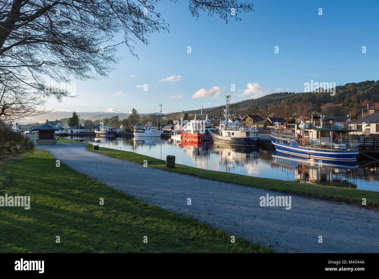 Tramonto al Caledonian Canal a Corpach vicino a Fort William, in Scozia. Corpach è sulla A830 tra Fort William e Mallaig. Foto Stock