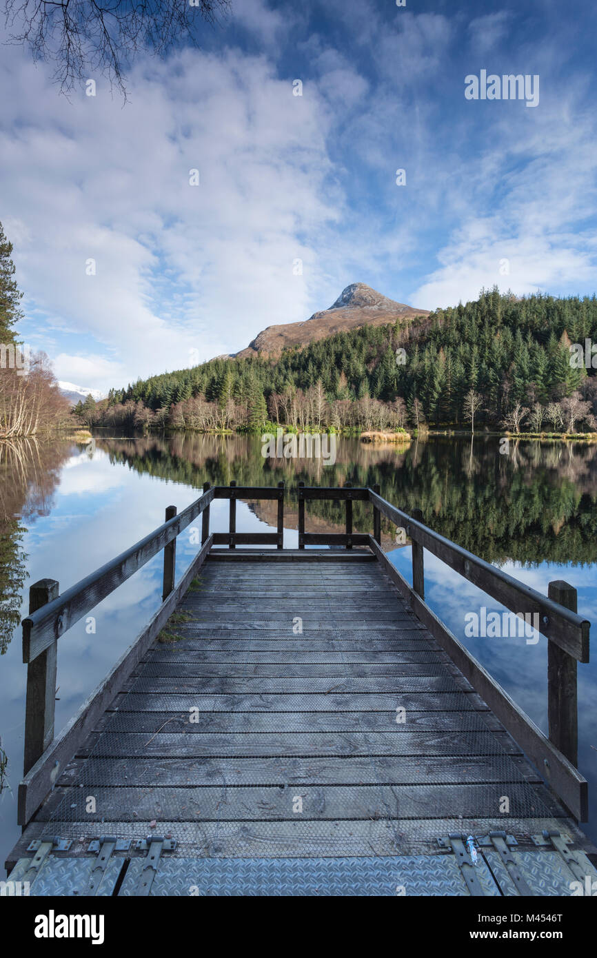Pap di Glencoe da Glencoe Lochan vicino a Glencoe village. Il lochan e boschi sono stati creati nel XIX secolo da Lord Strathcona. Foto Stock