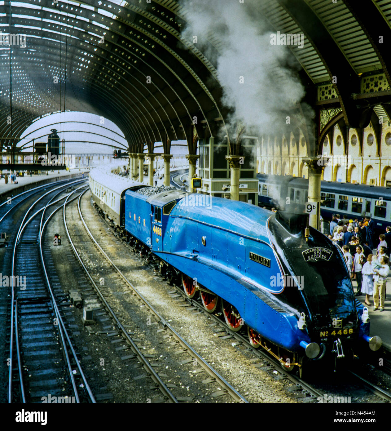 LNER Classe A4 4468 Mallard n. 4468 presso la stazione di York nel 1986 sul percorso speciale di Scarborough Spa Express. Foto Stock