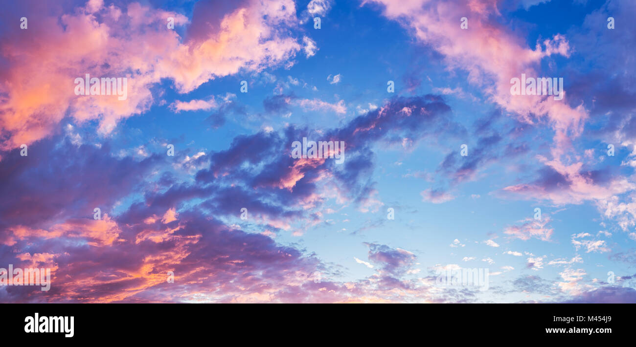 Panorama della bella serata cielo nuvoloso. La natura dello sfondo. Foto Stock