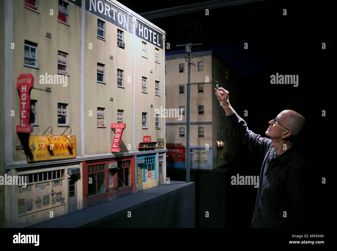 Cailfornian-basato artista Michael C McMillen con il suo modello hyperreal di un immaginato rundown zona di Los Angeles che è sul display durante un'anteprima per la nuova Galleria di Arte Moderna esposizione interna della città di Glasgow. Foto Stock