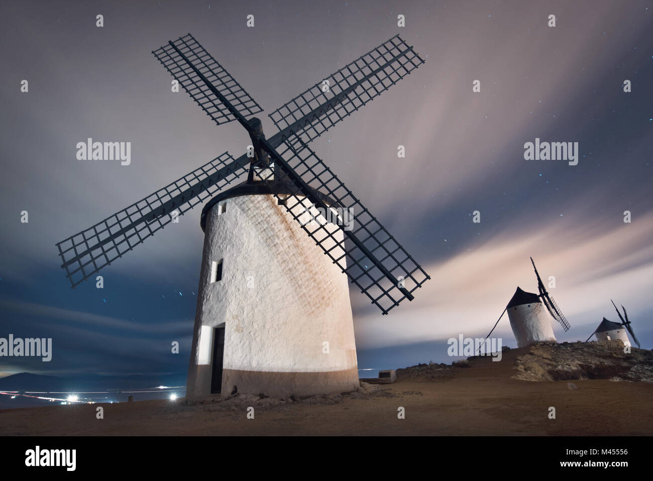 Don Chisciotte mulini a vento di notte. Famoso punto di riferimento in Consuegra, Toledo Spagna